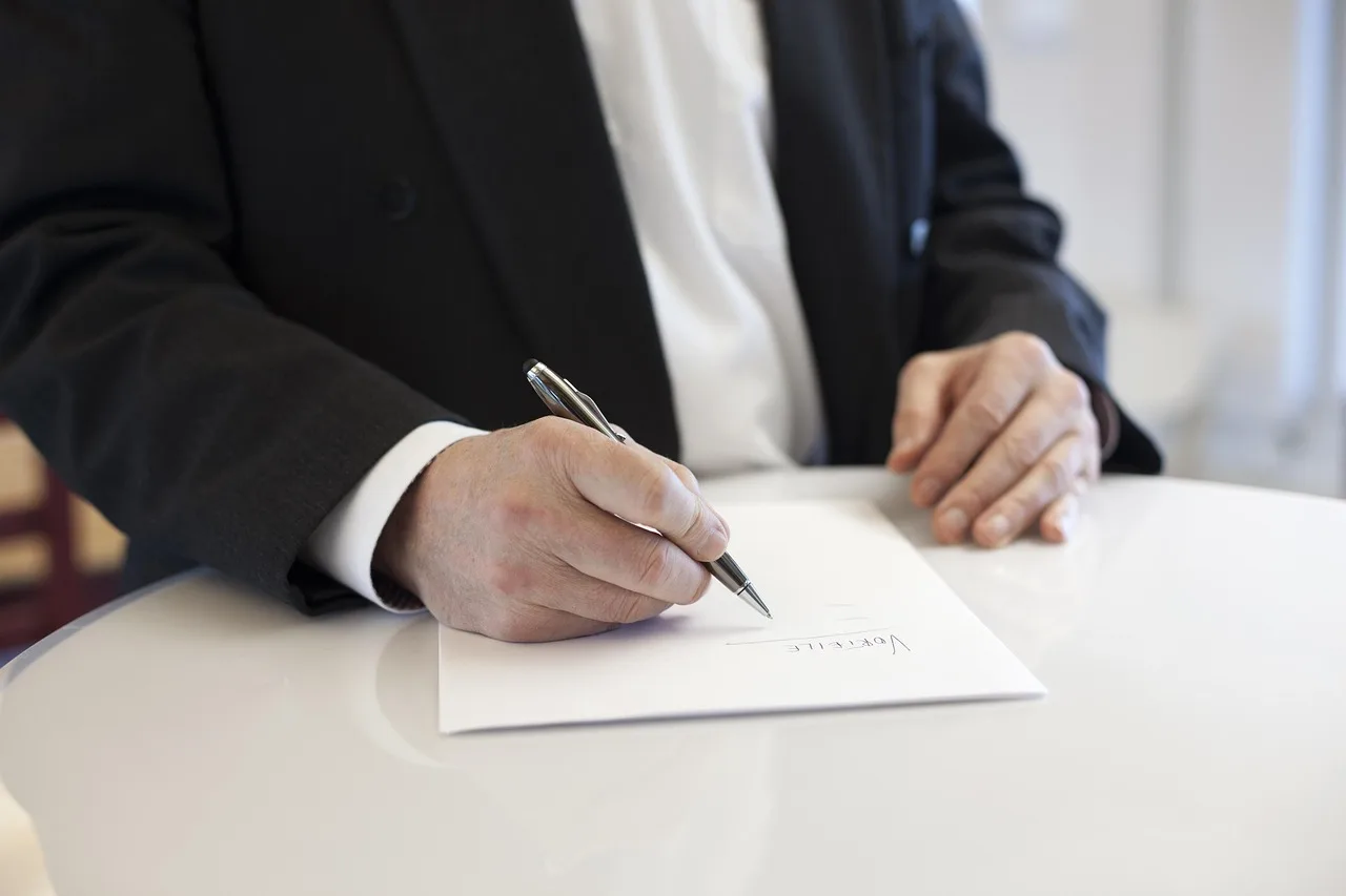 contract, signature, contract, contract, contract, signature, signature, signature, signature, signature. Display advertising tools compared by inventory, fees, and exit terms