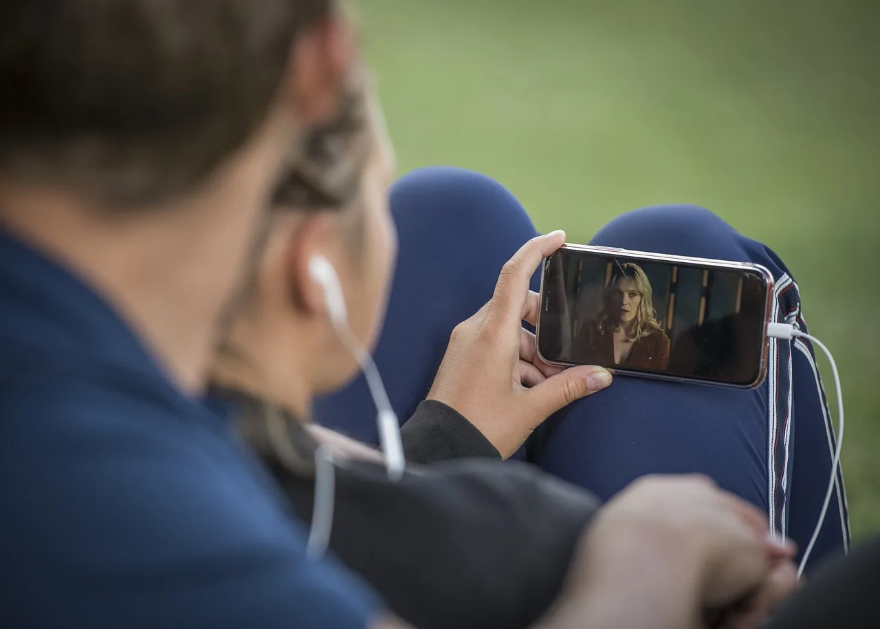 mobile phone, video, smartphone, pair, park, youtube, video film, media, internet, hand, video, video, video, video, video, youtube, youtube, youtube, youtube. Demonstrations, proof, and silent-first cuts: video advertising examples across formats